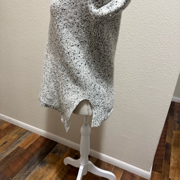 Banana Republic Marled V-Neck Tunic Sweater - Size Medium - Picture 4 of 16